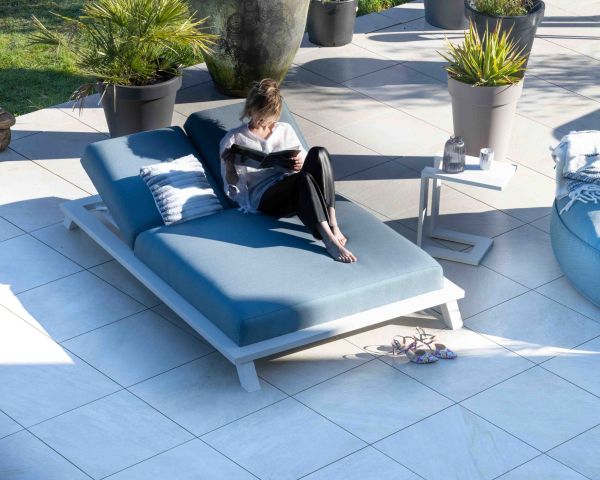 Tumbona doble de tela turquesa y aluminio blanco «Nusa Pedina»