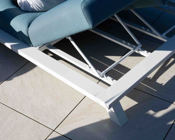 Tumbona doble de tela turquesa y aluminio blanco «Nusa Pedina»