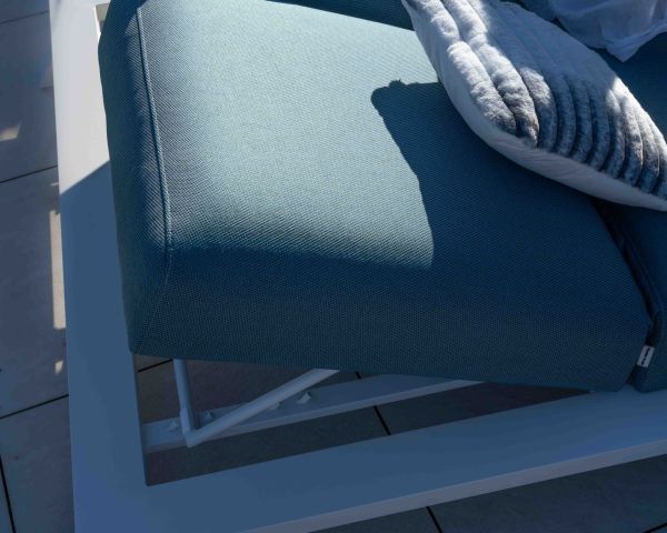 Tumbona doble de tela turquesa y aluminio blanco «Nusa Pedina»