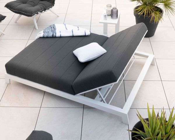 Tumbona doble acolchada en gris oscuro y blanco «Terrasse»