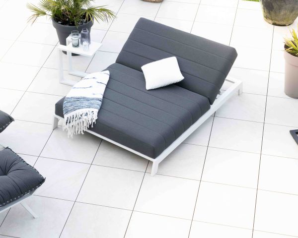 Tumbona doble acolchada en gris oscuro y blanco «Terrasse»