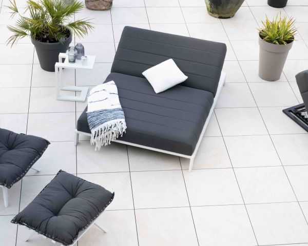 Tumbona doble acolchada en gris oscuro y blanco «Terrasse»