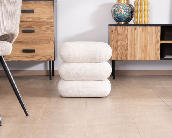 Puf giratorio «Flow», de estilo contemporáneo, en tejido trenzado de color crudo con reflejos sedosos