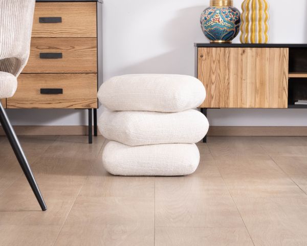 Puf giratorio «Flow», de estilo contemporáneo, en tejido trenzado de color crudo con reflejos sedosos