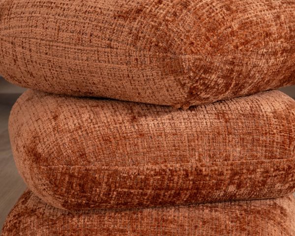 Puf giratorio de 3 niveles con diseño orgánico, confeccionado en tejido de trama cobriza «Flow», con un estilo retro chic