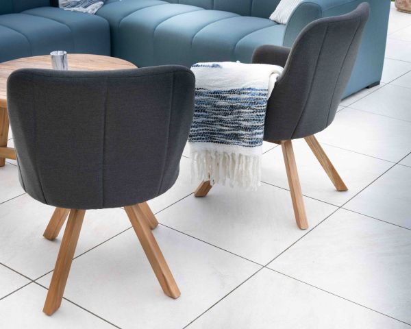 Silla de tela Sunbrella gris oscuro y patas de teca «Lombok»