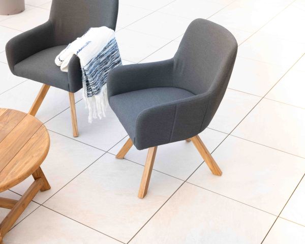 Silla de tela Sunbrella gris oscuro y patas de teca «Lombok»