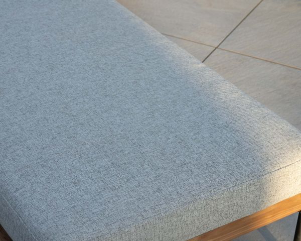 Tumbona acolchada de teca, aluminio y tela gris claro «Hélios»
