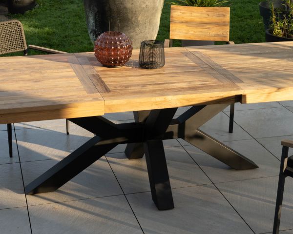 Mesa de jardín de teca de 180 a 260 cm «Hélios» con patas en forma de cruz de aluminio negro