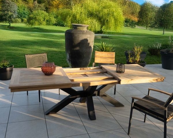 Mesa de jardín de teca de 180 a 260 cm «Hélios» con patas en forma de cruz de aluminio negro