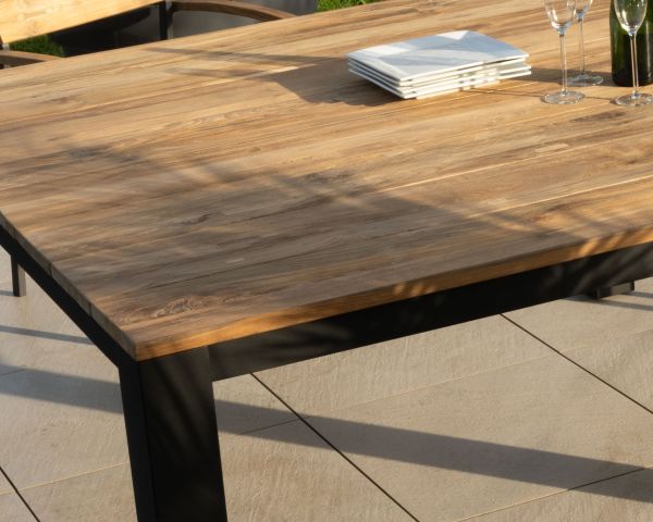 Mesa cuadrada de 160 cm de aluminio y teca reciclada «Ozone» para jardín contemporáneo