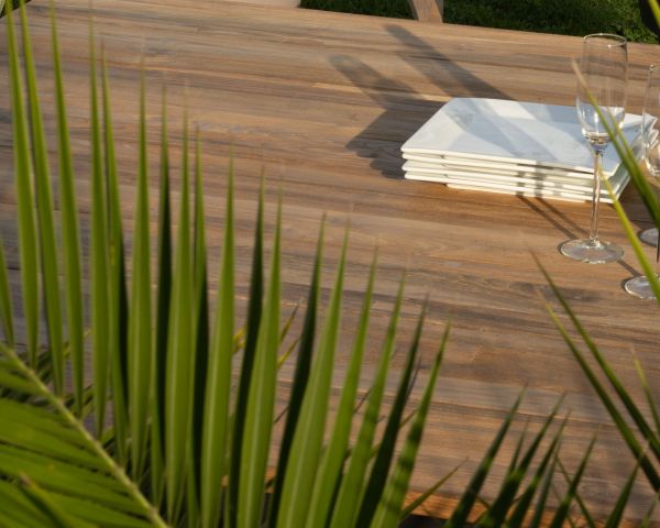 Mesa cuadrada de 160 cm de aluminio y teca reciclada «Ozone» para jardín contemporáneo