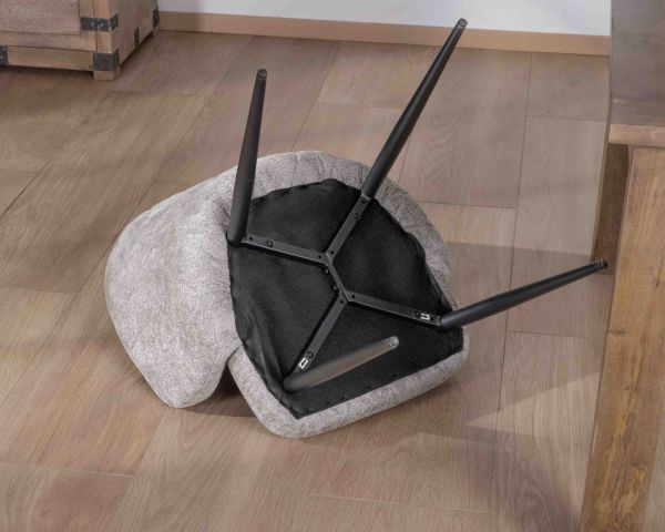 Lote de 2 sillas de comedor de diseño, con tapizado en tela gris claro y patas de metal negras «Kandy»