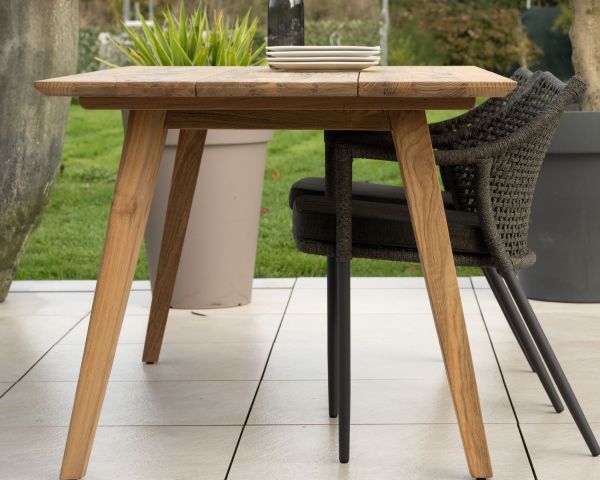 Mesa de comedor especial para exterior de 160 x 90 cm «Tuléo», con un diseño minimalista y de teca reciclada
