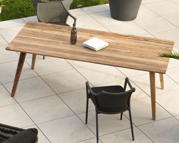 Mesa de comedor especial para exterior de 220 x 100 cm «Tuléo», con un diseño minimalista en teca reciclada