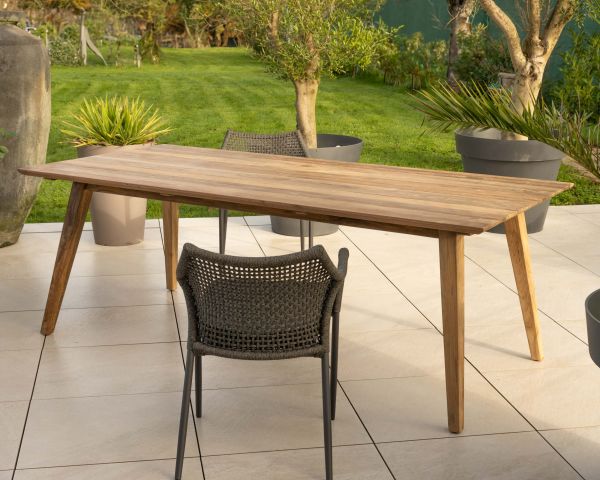 Mesa de comedor especial para exterior de 220 x 100 cm «Tuléo», con un diseño minimalista en teca reciclada