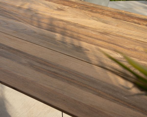 Mesa de comedor especial para exterior de 220 x 100 cm «Tuléo», con un diseño minimalista en teca reciclada