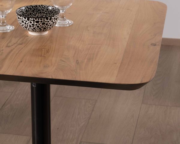 Mesa alta de estilo bistró con tablero cuadrado de acacia y acabado biselado en negro «Palaver Club»
