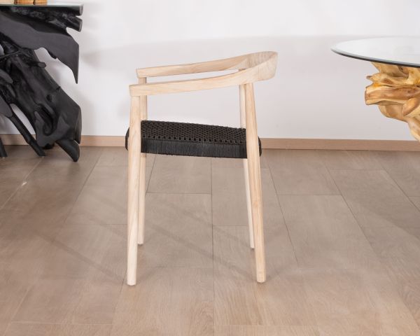 Juego de 4 sillas contemporáneas de teca natural con asiento negro «Tiska»