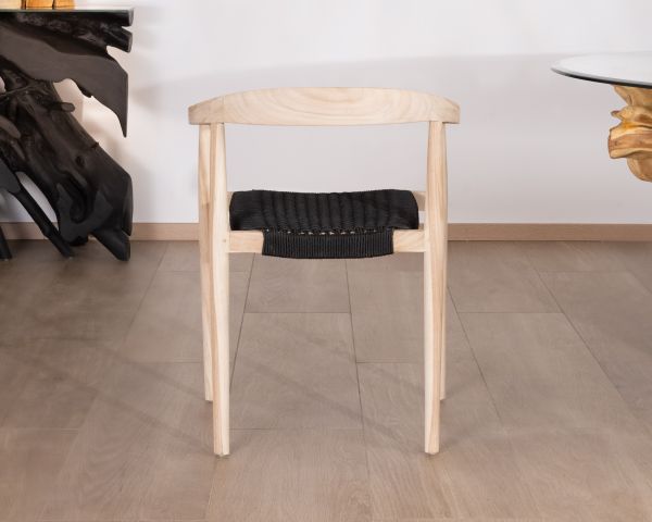 Juego de 4 sillas contemporáneas de teca natural con asiento negro «Tiska»