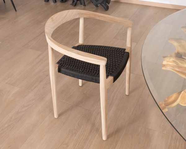 Juego de 4 sillas contemporáneas de teca natural con asiento negro «Tiska»