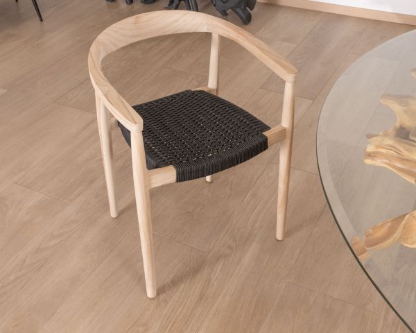 Juego de 4 sillas contemporáneas de teca natural con asiento negro «Tiska»