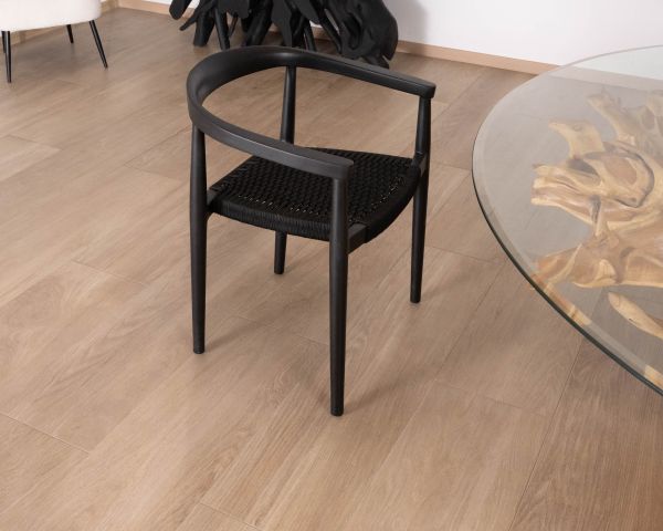 Juego de 4 sillas «Tiska» de líneas sencillas, en color negro, de madera y cuerda trenzada