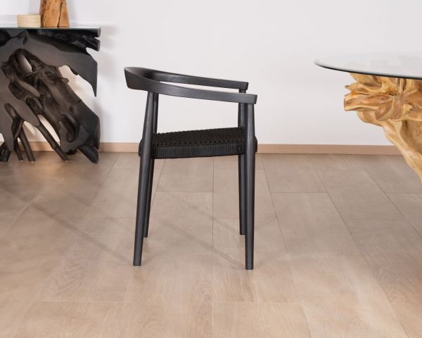 Juego de 4 sillas «Tiska» de líneas sencillas, en color negro, de madera y cuerda trenzada