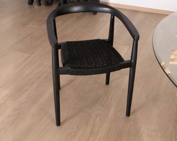 Juego de 4 sillas «Tiska» de líneas sencillas, en color negro, de madera y cuerda trenzada