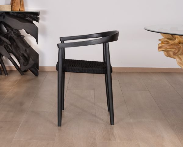 Juego de 4 sillas «Tiska» de líneas sencillas, en color negro, de madera y cuerda trenzada