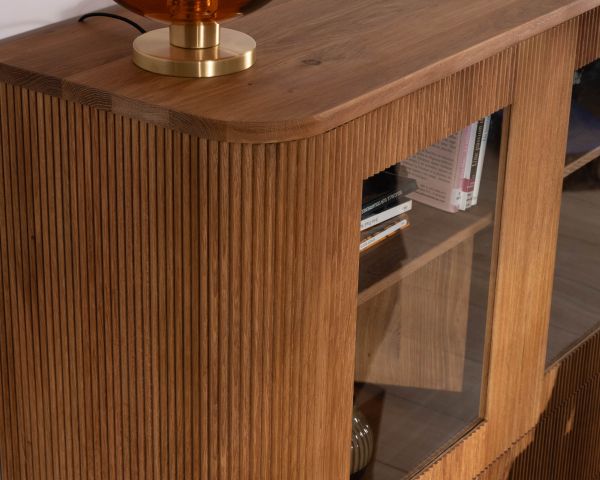 Aparador con frentes acanalados de estilo retro en roble aceitado «Winton»