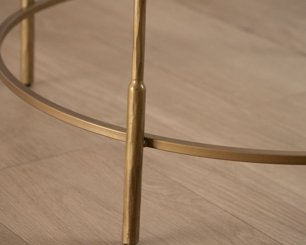 Mesa de centro redonda de 90 cm en latón dorado y tablero de cristal «Gilt Antique», de estilo contemporáneo y elegante