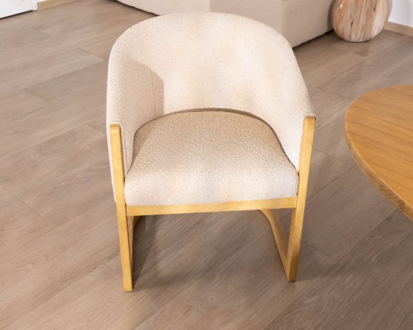 Silla de comedor envolvente de estilo retro chic «Isadora», en tela beige y madera 