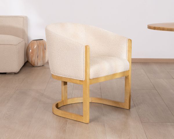 Silla de comedor envolvente de estilo retro chic «Isadora», en tela beige y madera 