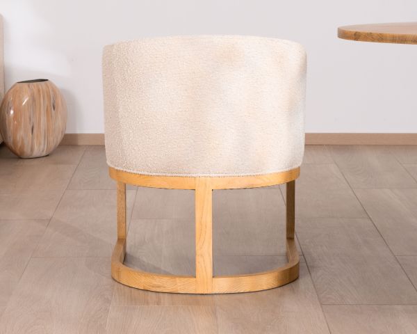 Silla de comedor envolvente de estilo retro chic «Isadora», en tela beige y madera 