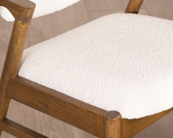 Silla de comedor de diseño en fresno oscuro y tejido bouclé «Isadora»