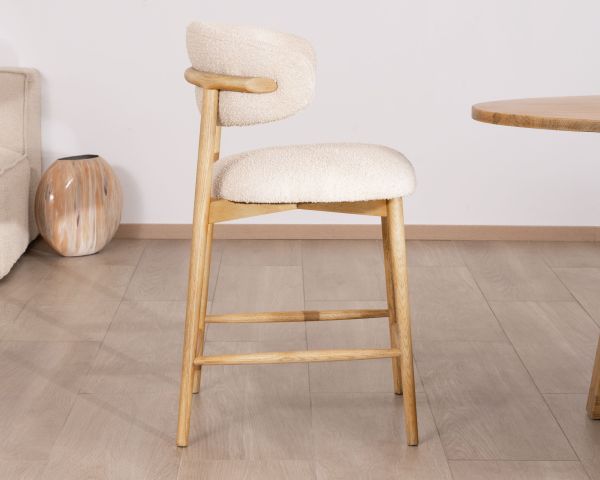 Trona de estilo escandinavo «Isadora», de madera y tejido bouclé
