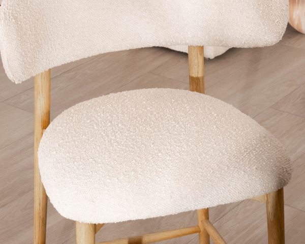 Trona de estilo escandinavo «Isadora», de madera y tejido bouclé