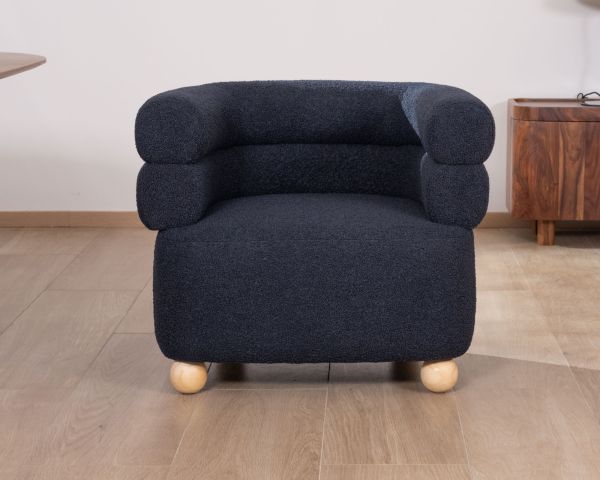 Pequeño sillón envolvente de tela azul oscuro «Wala»