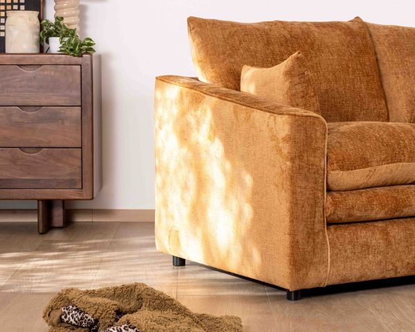 Sofá de dos plazas contemporáneo y acogedor «Odéa», en tejido amarillo mostaza