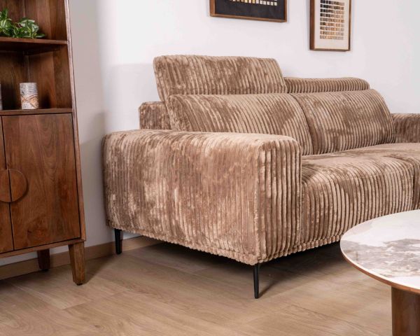 Sofá de 3 plazas de terciopelo con rayas anchas de color camel «Utsun» y reposacabezas abatibles