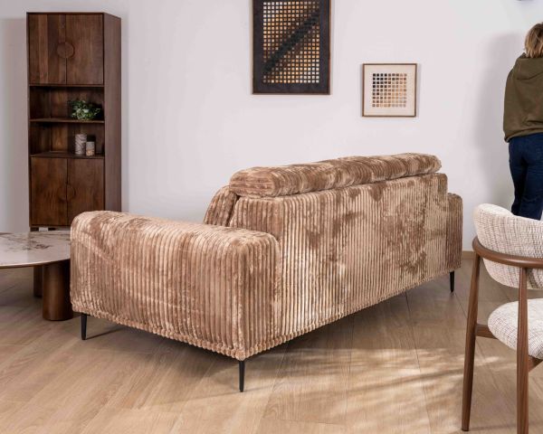 Sofá de 3 plazas de terciopelo con rayas anchas de color camel «Utsun» y reposacabezas abatibles