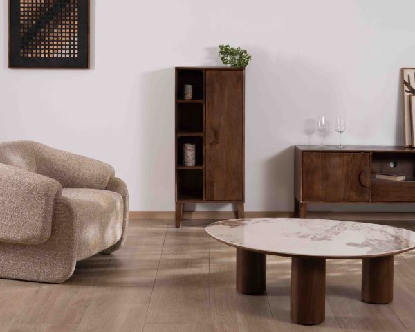 Mueble bajo de almacenamiento de madera maciza de mango oscuro «Kaldo», estilo retro escandinavo