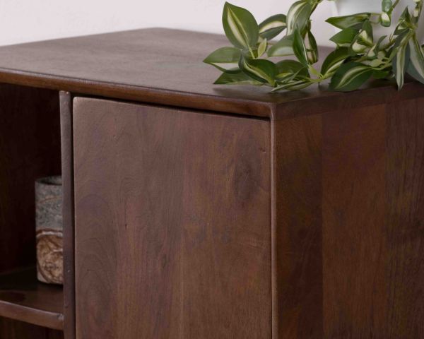 Mueble bajo de almacenamiento de madera maciza de mango oscuro «Kaldo», estilo retro escandinavo