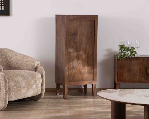 Mueble bajo de almacenamiento de madera maciza de mango oscuro «Kaldo», estilo retro escandinavo