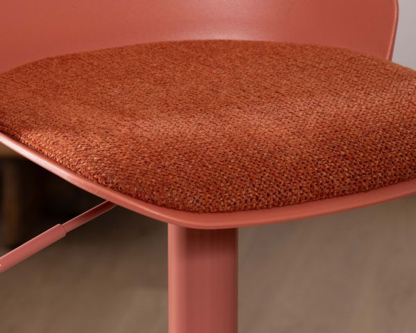 Trona de diseño minimalista en color terracota «Oja», con asiento regulable en altura