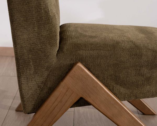 Sillón de estilo vintage en tela verde caqui claro «Tolga», con patas de madera en forma de boomerang