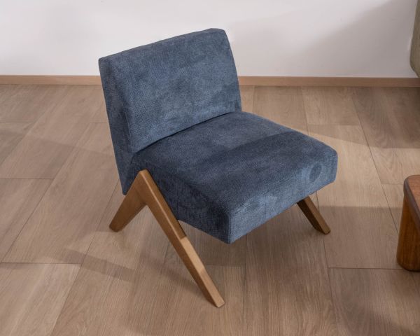 Sillón retro de tela azul oscuro con patas de madera en forma de boomerang «Tolga»