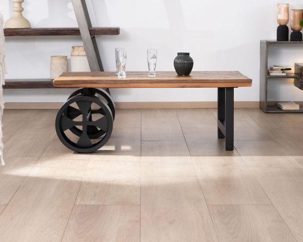 Mesa de centro de madera reciclada con ruedas metálicas «Carriola»