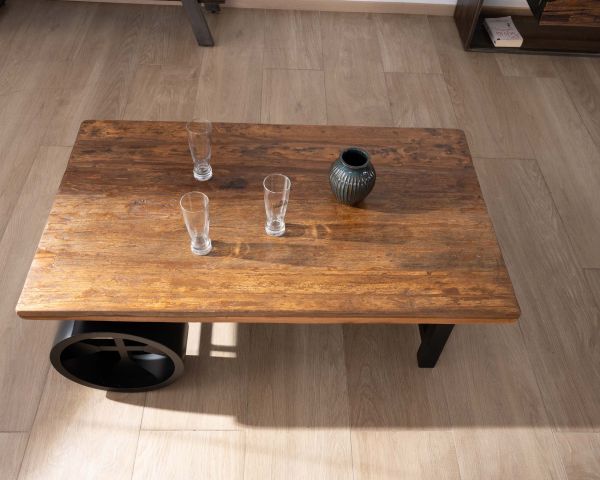 Mesa de centro de madera reciclada con ruedas metálicas «Carriola»
